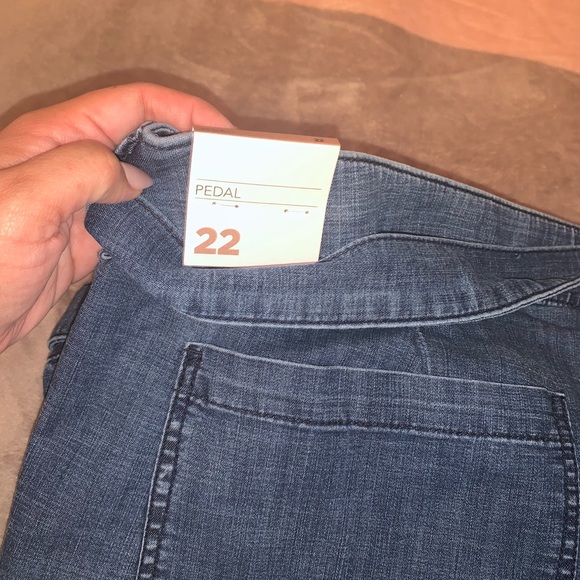 Lane Bryant new crop pedal jeans - Picture 2 of 5